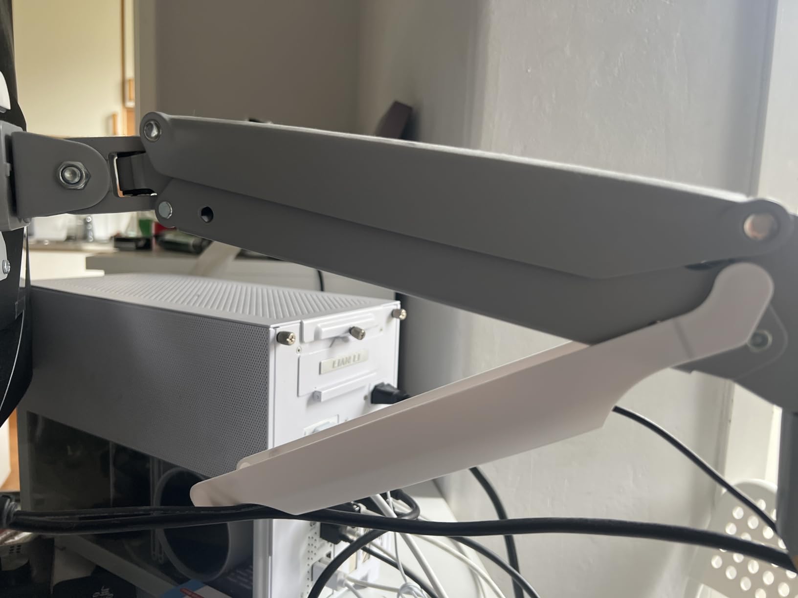 Great arm, but cable management is tricky
