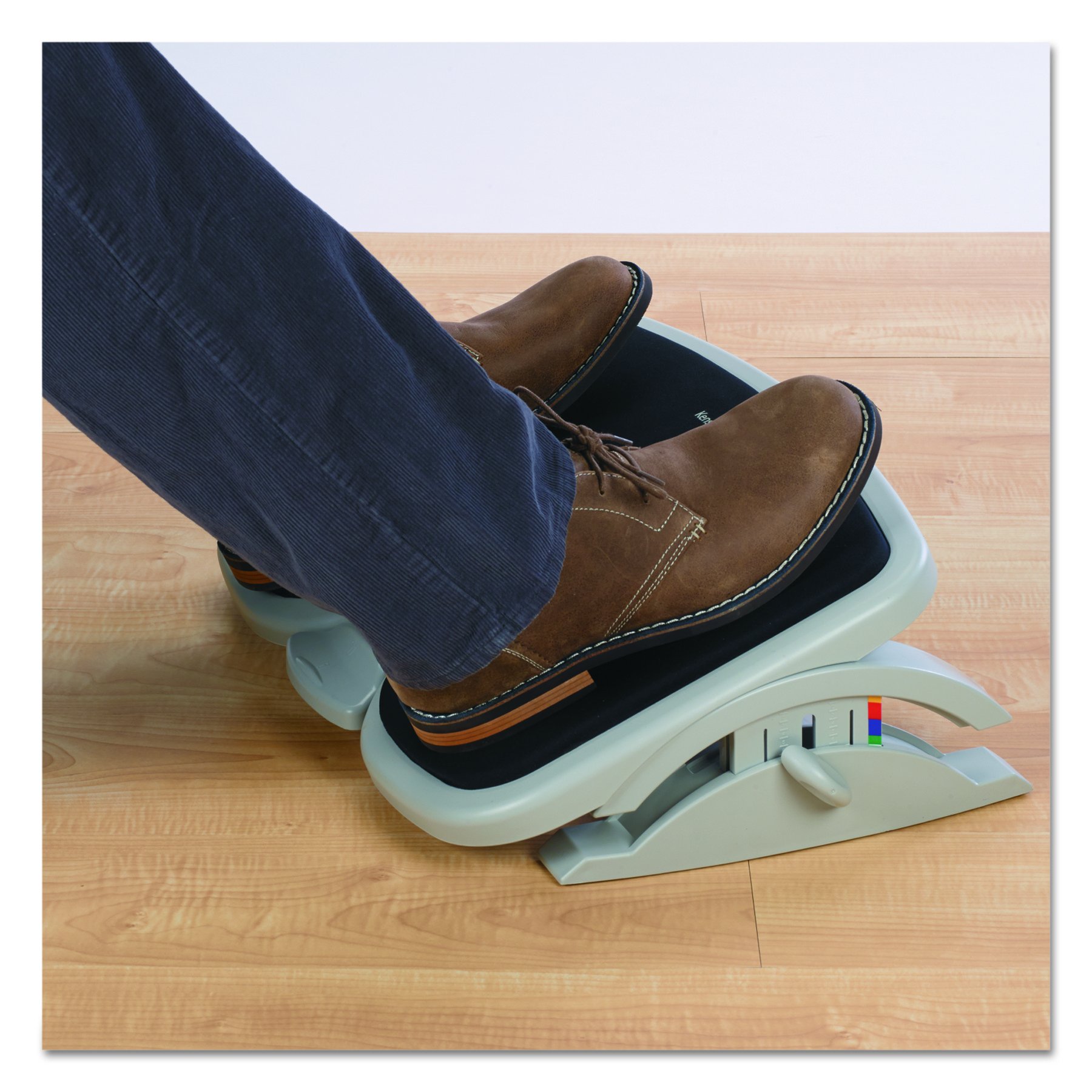 kensington-solemate-plus-adjustable-footrest-with-memory-foam-pad-56144 image 2