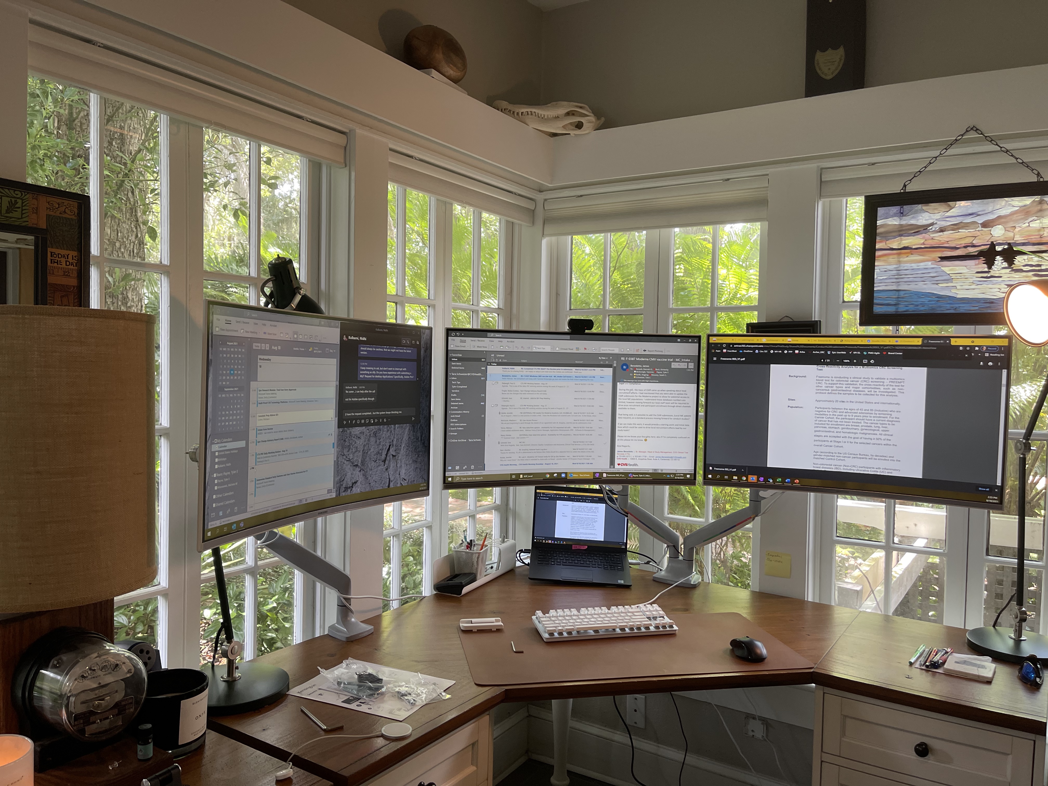 Not compatible with curved monitors